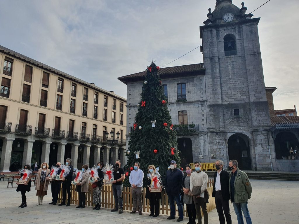 Foto-general-ganadores-e-instituciones-VII-Concurso-Escaparates-de-Ayala-1024x768 Ganadores de los premios del VII Concurso de Escaparates de Ayala