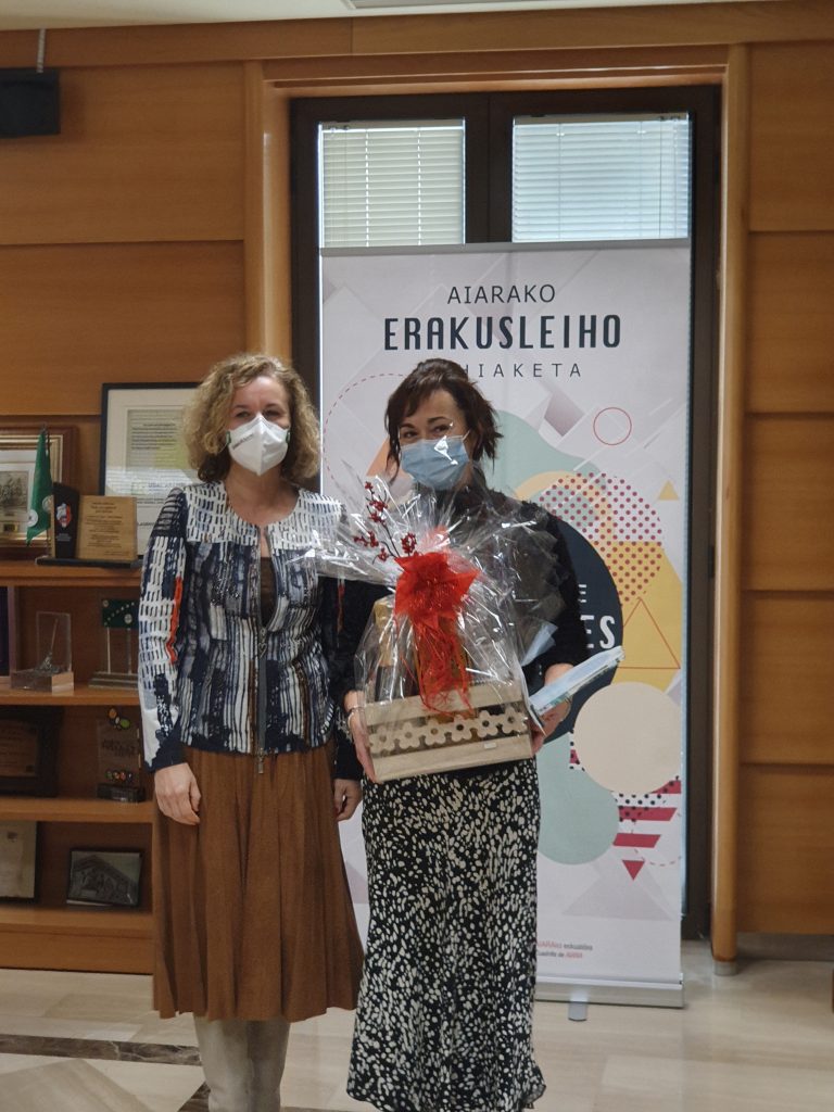 Primer-premio-Perfumería-Irusta-ok-768x1024 Ganadores de los premios del VII Concurso de Escaparates de Ayala