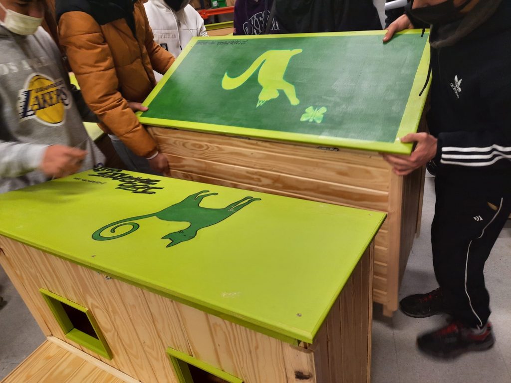 0ccc3c2d-3e9d-4148-b07d-3bd55a7ee3a4-1-1024x768 Los alumnos del título Profesional Básico en Carpintería y Mueble del centro de Formación Profesional Zaraobe de Amurrio han entregado 6 comederos para gatos