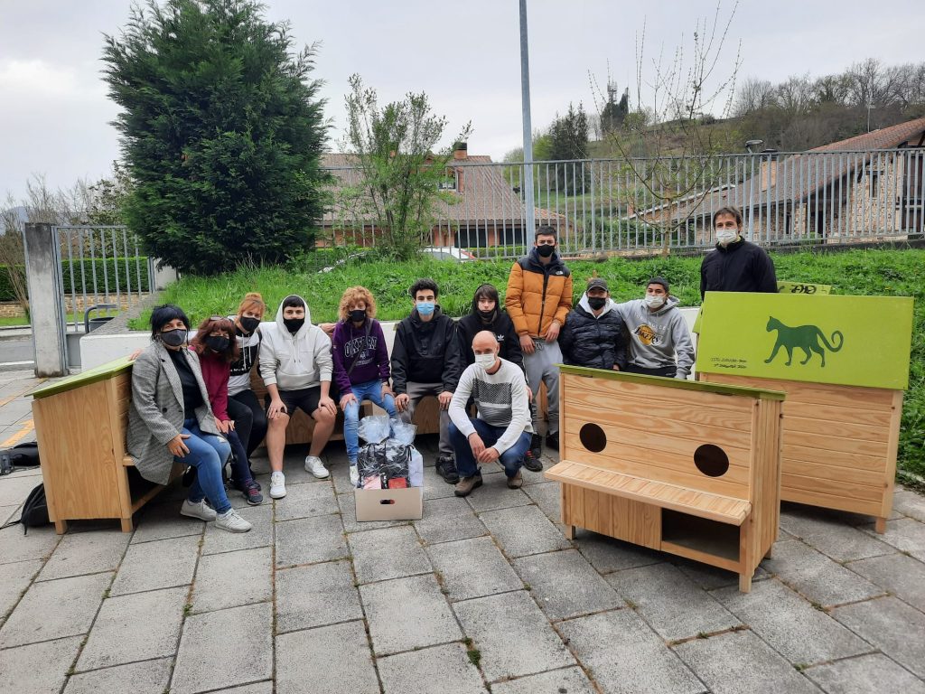 68fd1899-8b18-47a3-b754-3e6019839c7d-1-1024x768 Los alumnos del título Profesional Básico en Carpintería y Mueble del centro de Formación Profesional Zaraobe de Amurrio han entregado 6 comederos para gatos