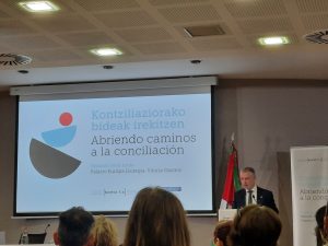 20230614_090549-300x225 La Cuadrilla de Aiaraldea asiste al congreso Abriendo caminos a la conciliación, celebrado en el Palacio de Congresos de Vitoria-Gazteiz