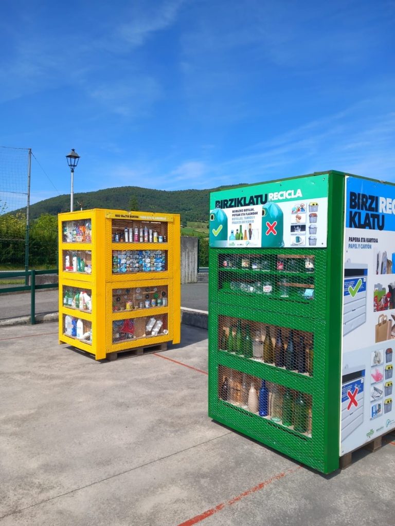 reciclaje-768x1024 Nueva campaña de sensibilización en los colegios para promover la recogida selectiva de los residuos: Aprendiendo a reciclar, también en los colegios