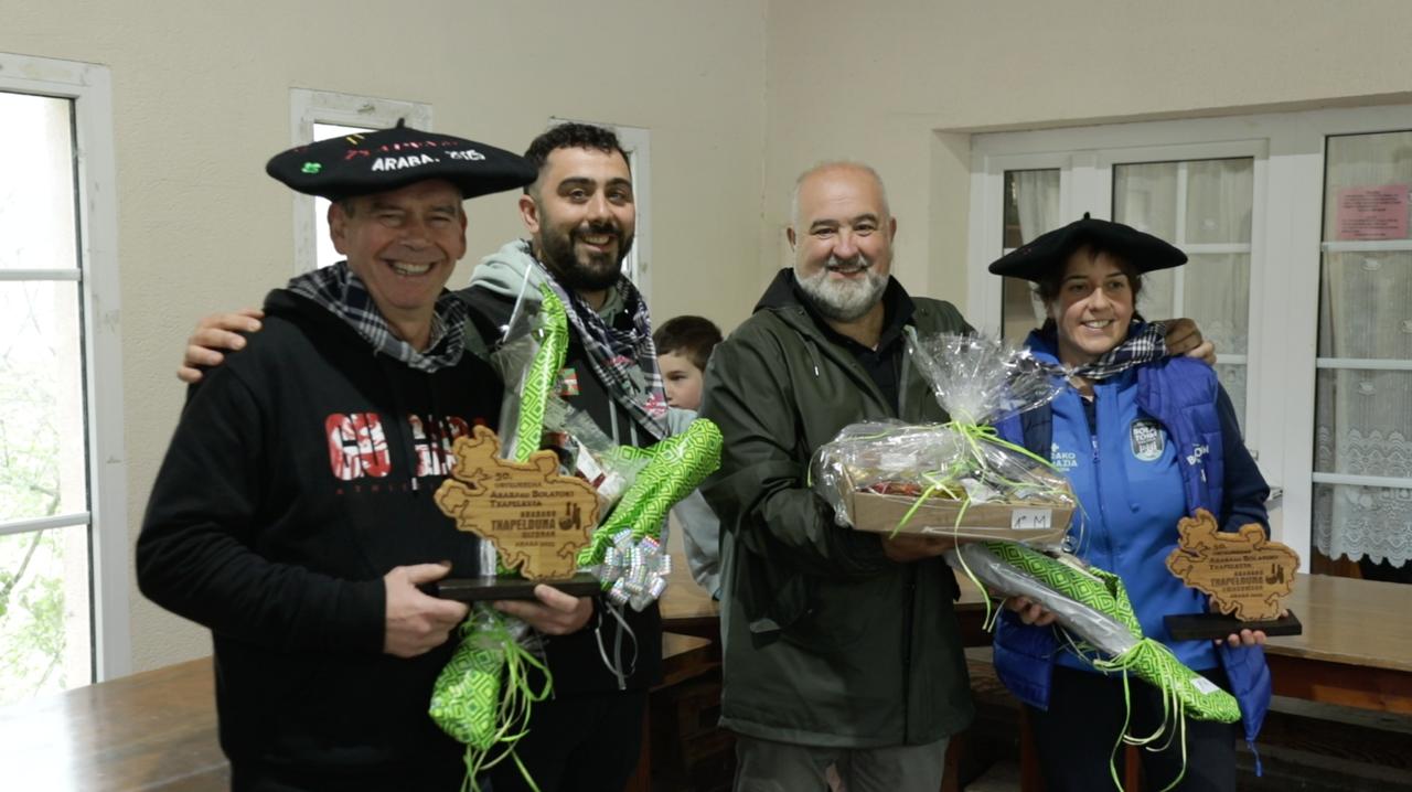 2-2 Aiaraldeko Kuadrillak, Iñigo Pinedo presidenteak ordezkatuta, Arabako Bolatoki txapelketako irabazleei sariak banatu dizkie