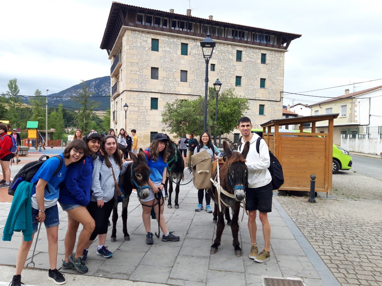 PHOTO-2023-07-04-18-02-48-2-1 La Cuadrilla de Aiaraldea colabora con las asociaciones Azirkarte e Ikiriki en un circo social que recorrerá Aiaraldea “a paso de burra”