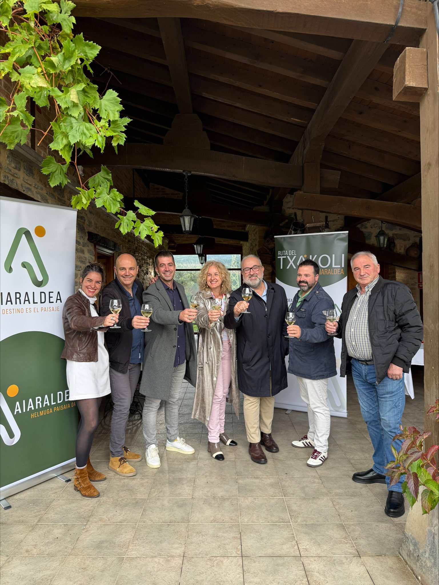 fotopresentacion-scaled Aiaraldeko Kuadrillak Txakoli Biziren bosgarren edizioa hasiko du Garabilla Landetxean egingo den aurkezpen eta topa batekin