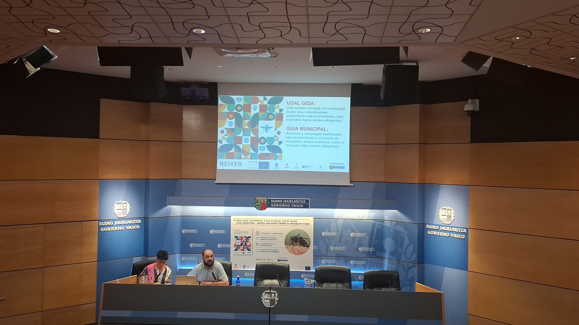 FOTO-2 La Cuadrilla de Aiaraldea anima a reforzar la prevención frente al mosquito tigre